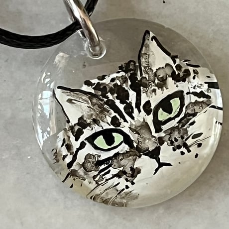 ガラス絵のペンダント　長毛の子
