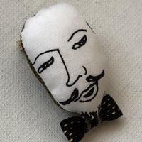 蝶ネクタイの男