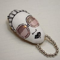 サングラスの女　ブローチ