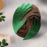 覗くブローチ