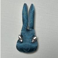 ウサギブローチ ブルー