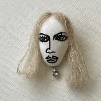 ダイアモンドの女　ブローチ