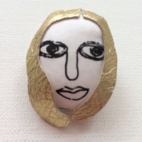金髪の女　ブローチ