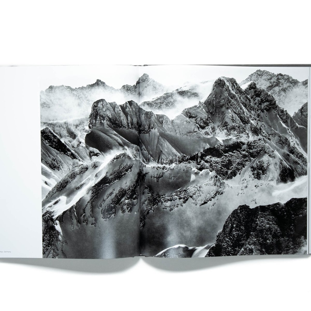 Peter Mathis: Snow | Art Book Iskusstvo