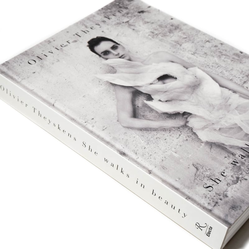 洋書 Olivier Theyskens She Walks In Beauty Olivier Theyskens: She Walks in Beauty: Debo, Kaat, Wyngaert