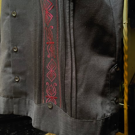 【半袖】【 ESG-32S-BBU 】【 S/S GUAYABERA】【BLACK x BURGUNDY】 【黒 x 臙脂色】