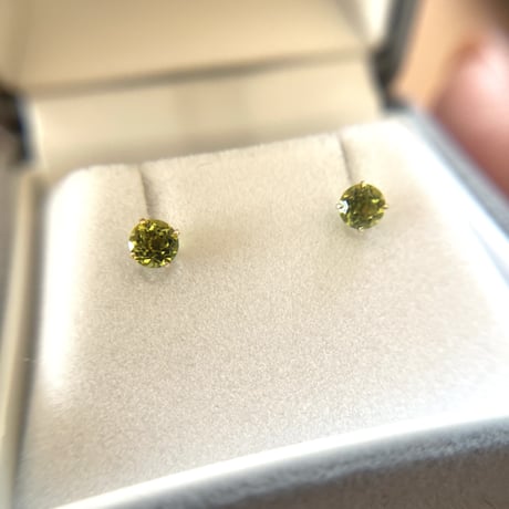 18金ペリドットピアス