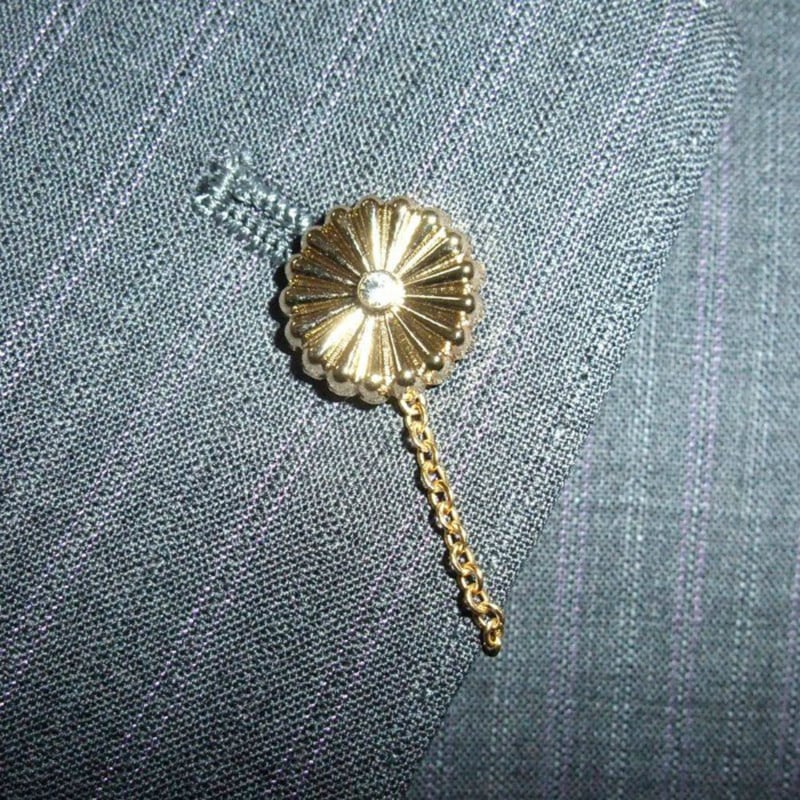 Ree＆Mee］菊紋 バッジ ラインストーン付き ネクタイピン タイピン