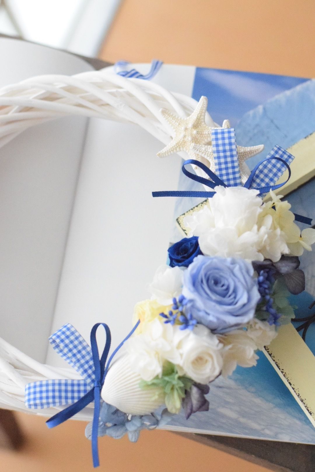 プリザーブドフラワーリース♡ブルー＆ホワイトローズ プリザーブドフラワー／白薔薇とブルーかすみ草のふんわり一輪 フラワー・リース