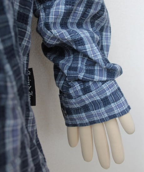 90s 🥏 blue plaid shirt made in china