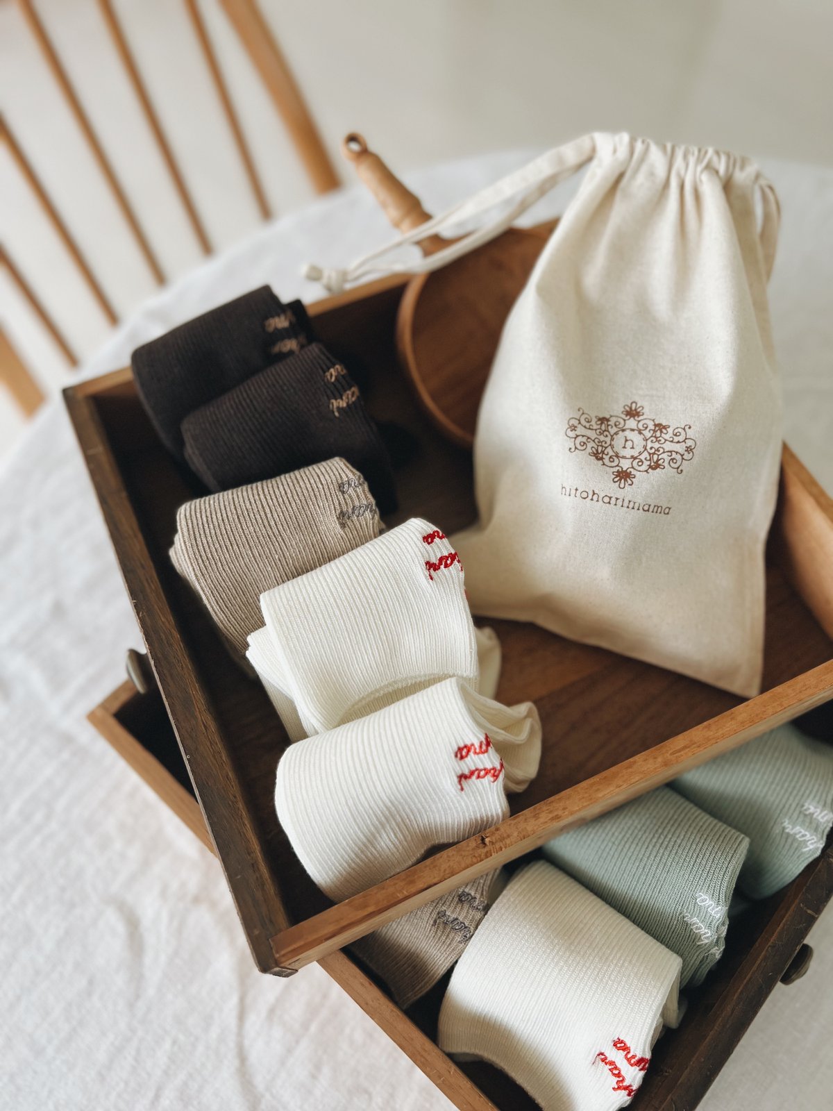 hitoharimama ロゴ入り靴下2点セット (ノベルティ袋付き) | hitoharimama 