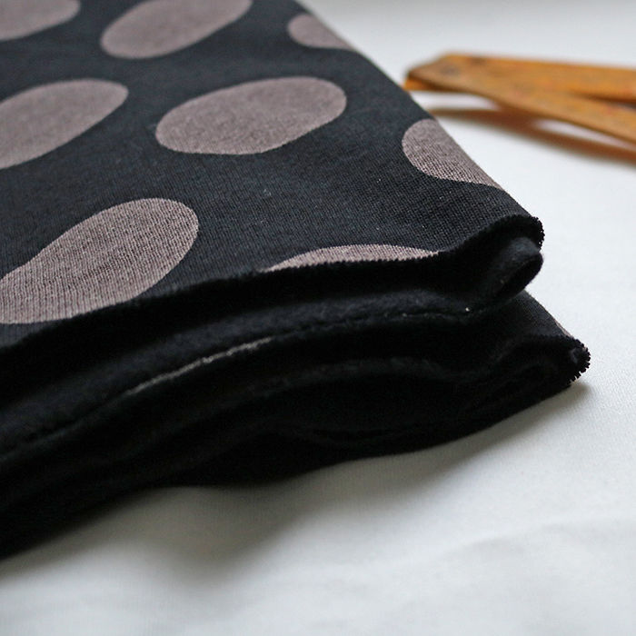 パン柄の裏毛ニット ハード圧縮裏毛ニットフンワカ起毛加工抜染ビスケットドット柄