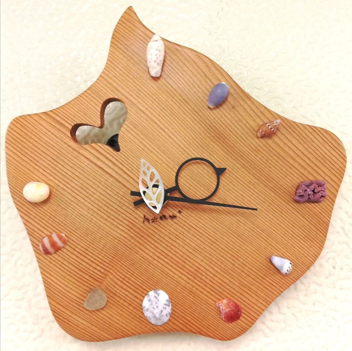 ジャンク品。屋久杉と夜光貝の壁掛け時計