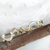 ［K10］wavy arabesque ring