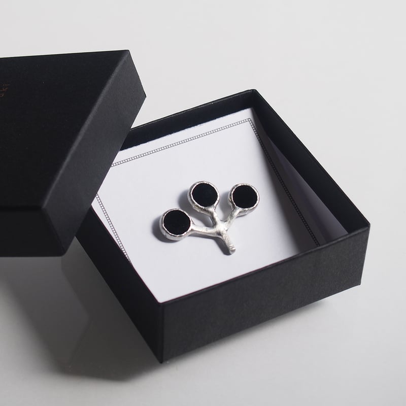 kinomi/brooch/black | Scape ガラスと植物