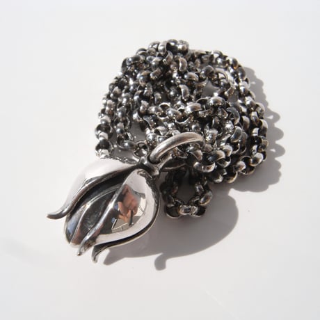 鈴木荘に咲く薔薇の蕾 necklace | large | sv