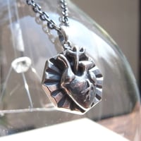 輝く心臓 necklace