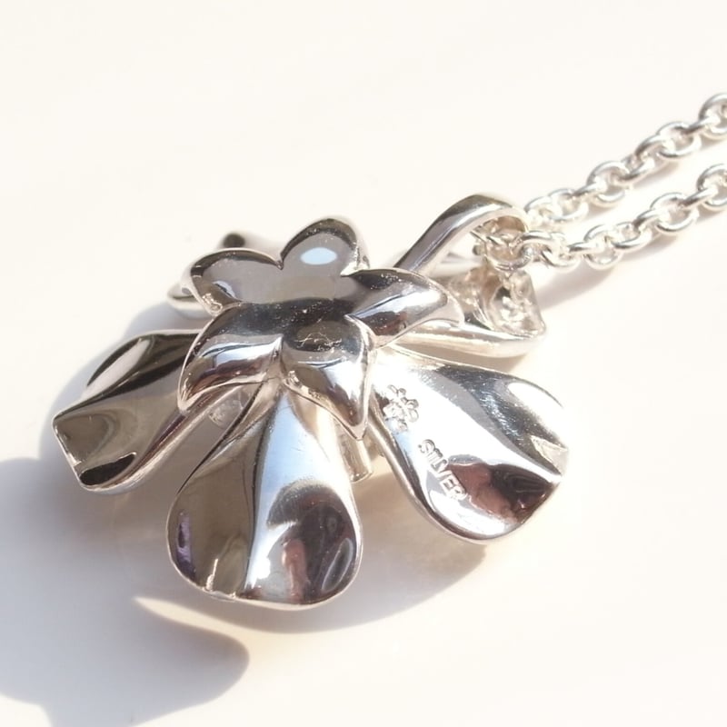 鈴木荘に咲く薔薇のネックレス | suzukiso