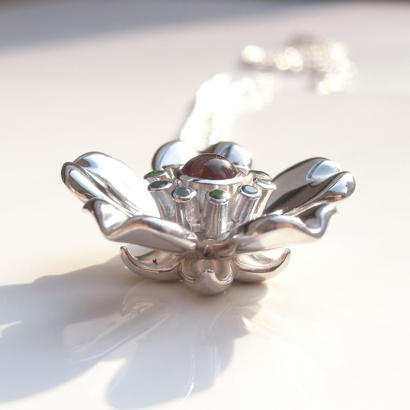 鈴木荘に咲く薔薇のネックレス | suzukiso