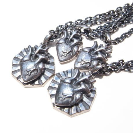 輝く心臓 necklace