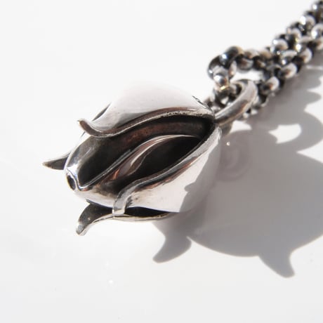 鈴木荘に咲く薔薇の蕾 necklace | large | sv