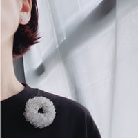 ring brooch/kusumi white