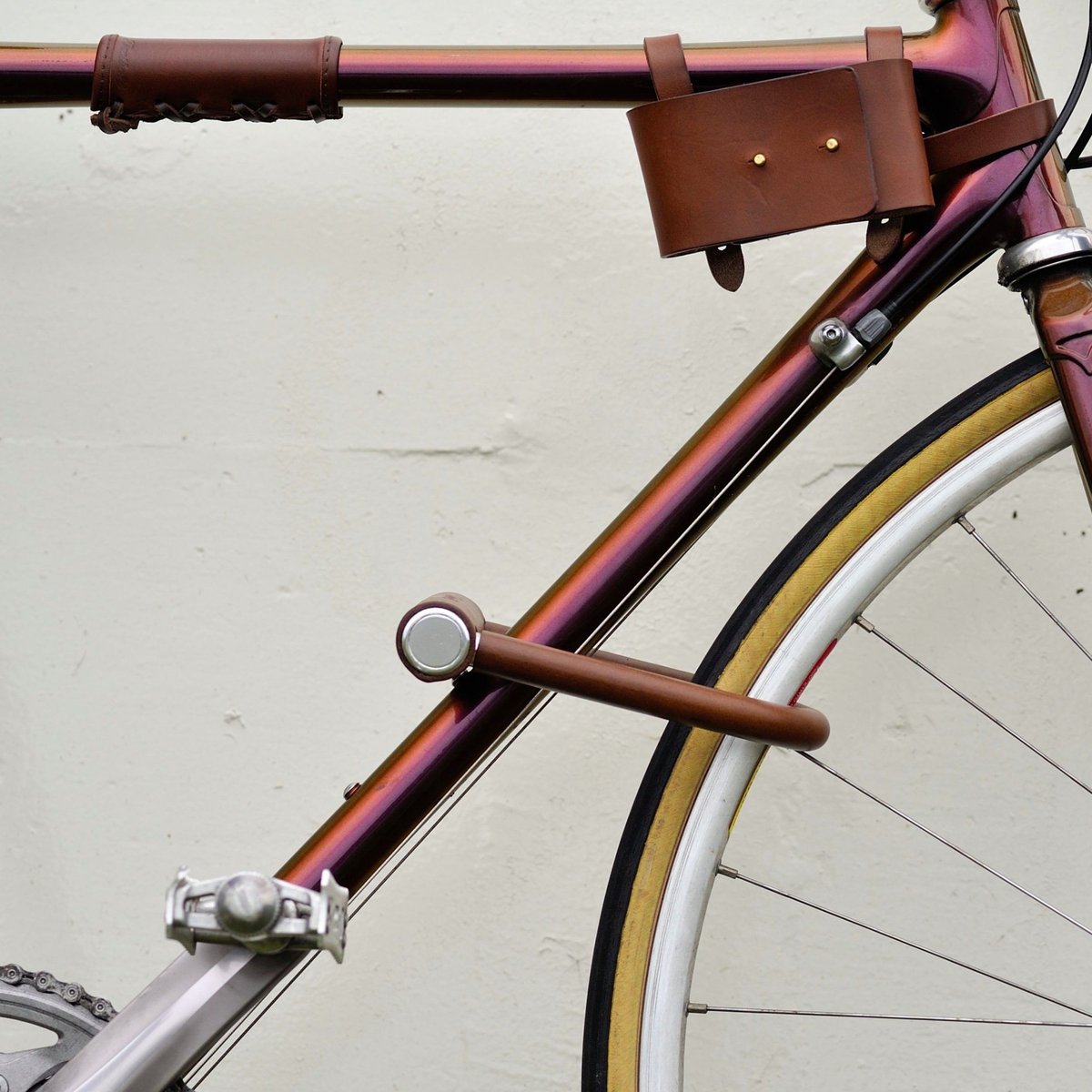 Decitell：レザー U字ロックとホルダーセット 今日のギフト：〈デシベル〉のU字ロック&ホルスター | ブルータス