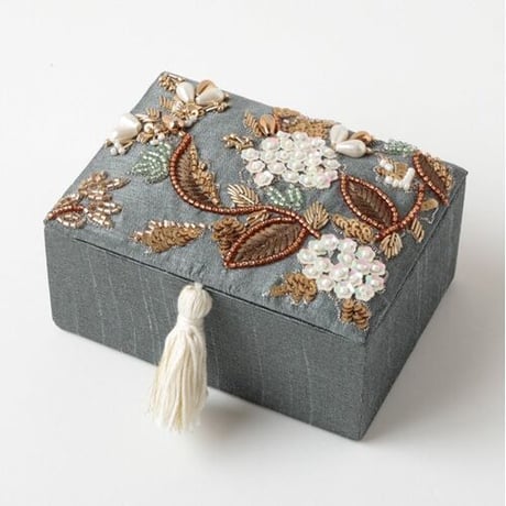 ビーズ刺繍のジュエリーボックス
