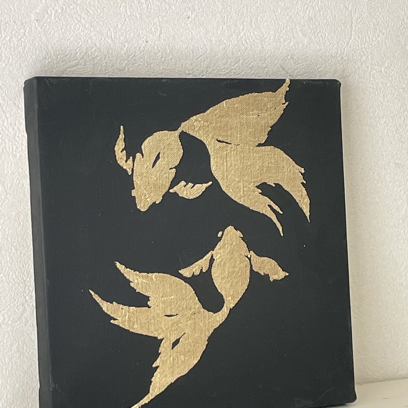 絵画　ANNA．Ｋ　魚 金魚牡丹》WSM、和紙・岩絵の具、2024年。(部分) . 縦長の画面