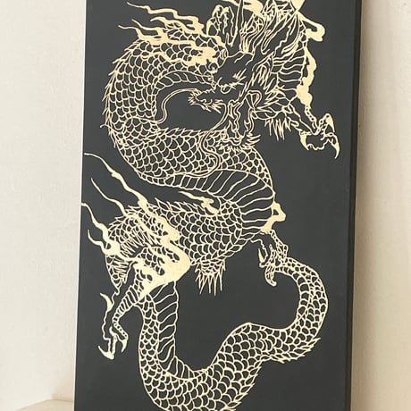 龍　黒に金