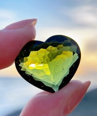 希少！隕石　モルダバイト ハート パーツ売り　ファセットカット モルダバイト（チェコ産） ハート型ファセットカット ペンダント