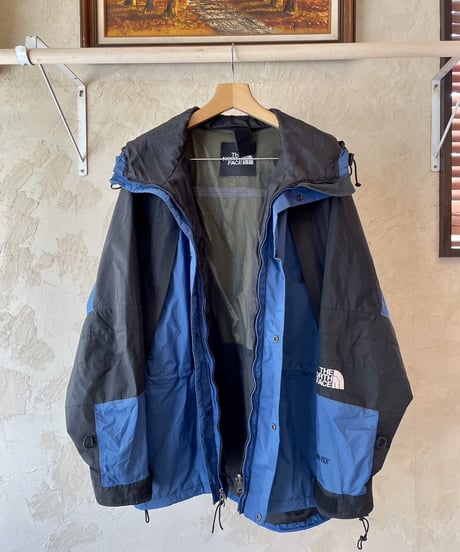 一年の半分くらい着れるグッドスペックなパーカー