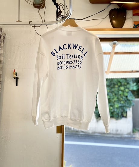 白いボディに青いプリントがスッと入ったクールなスウェット