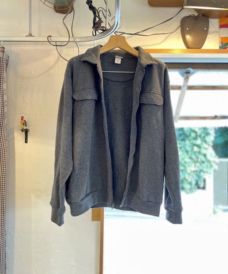 シャツみたいに着れるジップアップスウェット