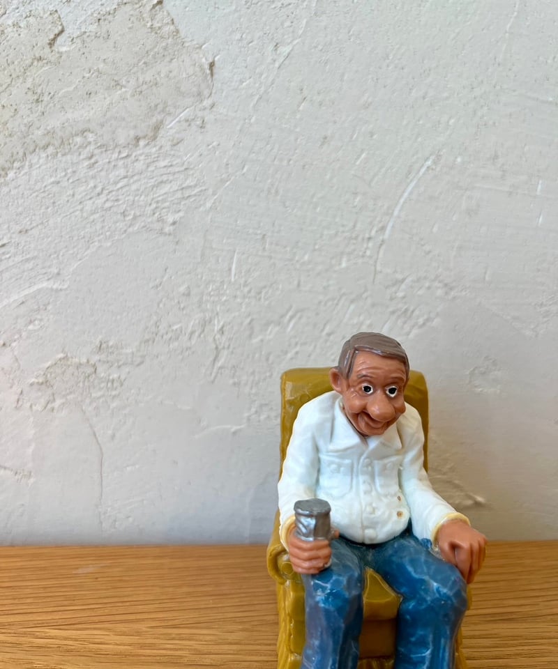 ♯22 ソファーで酒飲むおじさんフィギュア | supermarket