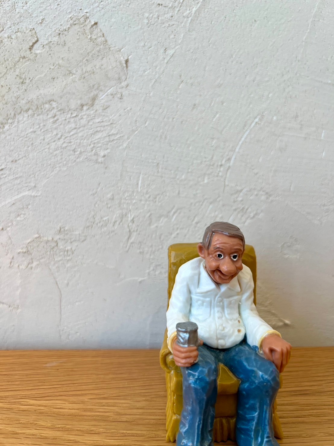 大きめ　タルに座ったお酒を飲んでるおじさん　オブジェ original