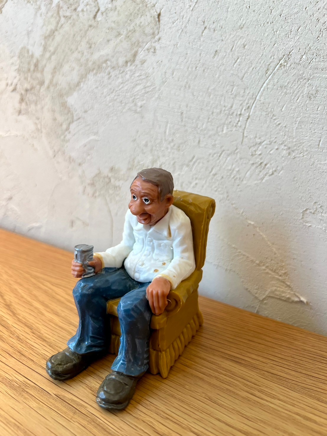 大きめ　タルに座ったお酒を飲んでるおじさん　オブジェ 大きめ タルに座ったお酒を飲んでるおじさん オブジェ 大きめ タルに座っ