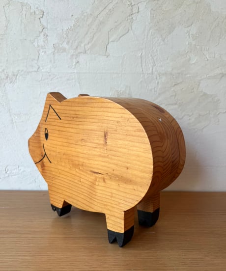 どの角度もかわいい木製ブタちゃん貯金箱
