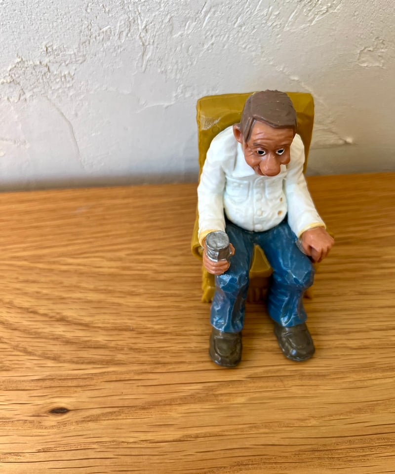 ♯22 ソファーで酒飲むおじさんフィギュア | supermarket