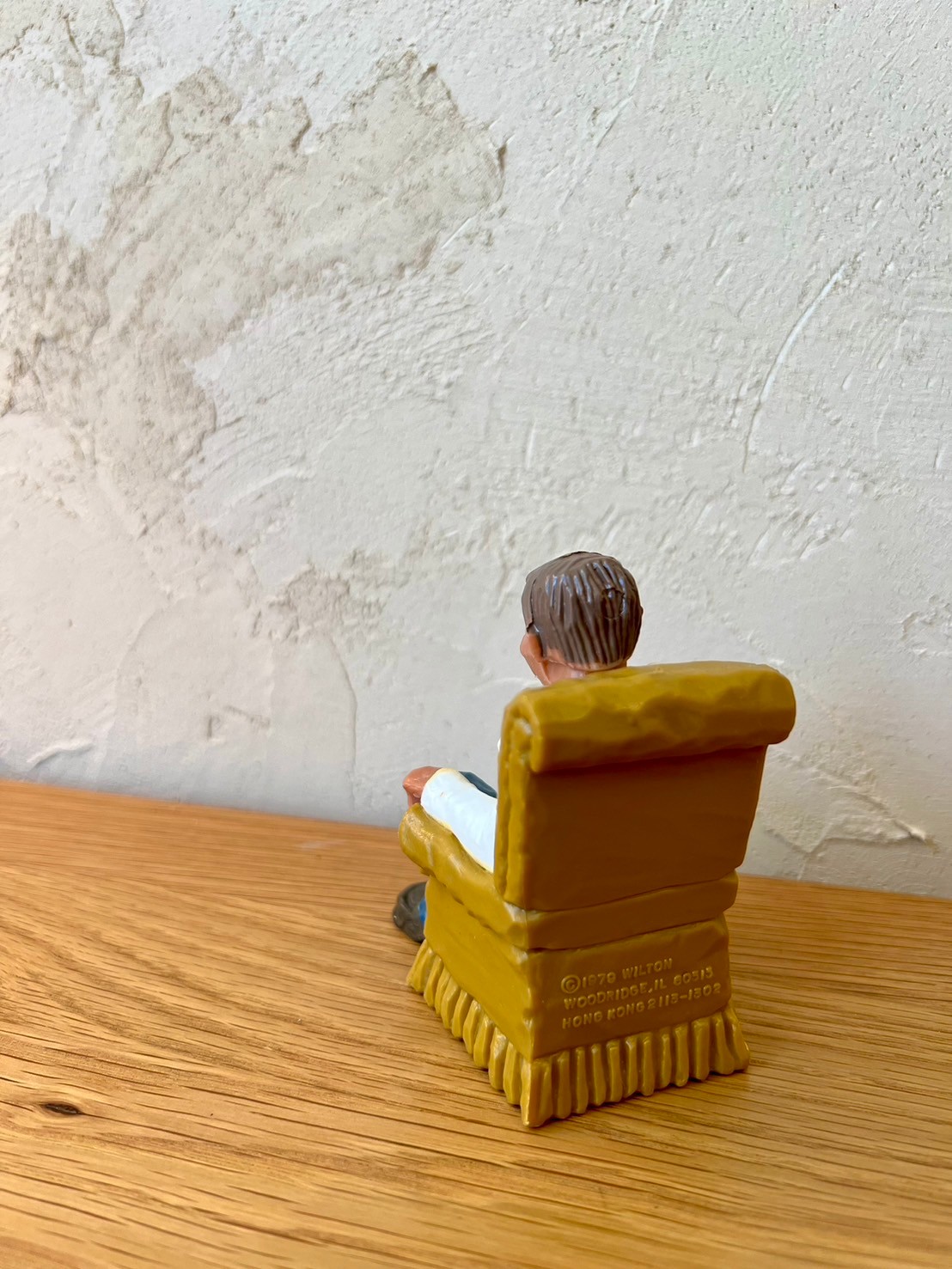 ♯22 ソファーで酒飲むおじさんフィギュア | supermarket