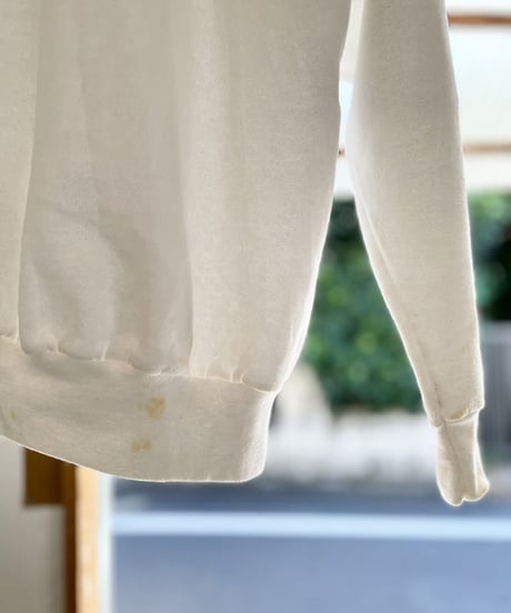 白いボディに青いプリントがスッと入ったクールなスウェット