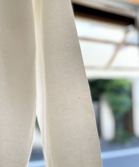 白いボディに青いプリントがスッと入ったクールなスウェット