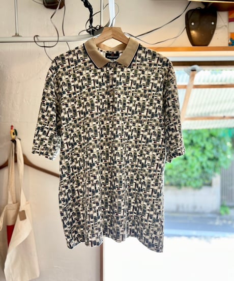 Tシャツに襟を付けただけみたいなポロシャツ