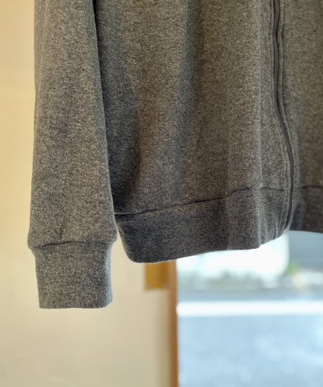 シャツみたいに着れるジップアップスウェット
