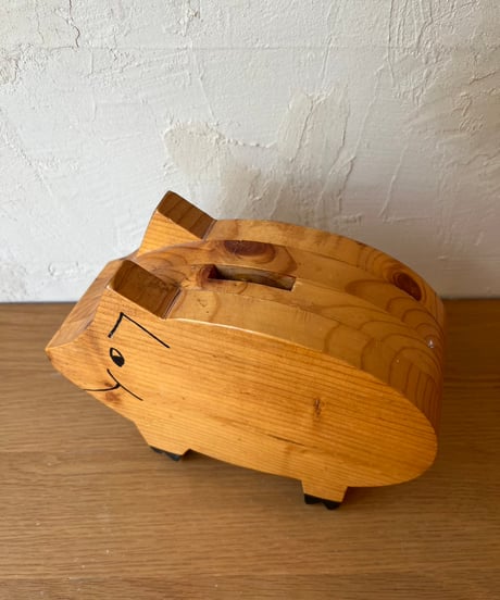 どの角度もかわいい木製ブタちゃん貯金箱