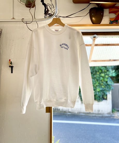 白いボディに青いプリントがスッと入ったクールなスウェット