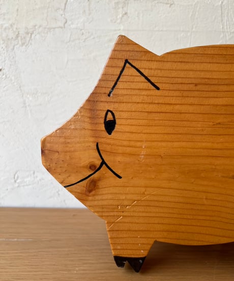 どの角度もかわいい木製ブタちゃん貯金箱