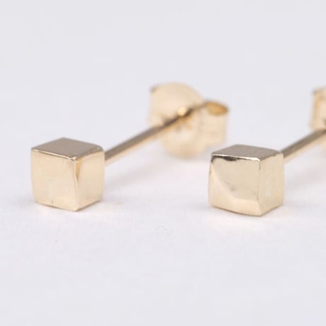 y.h.a accessories /  ピアス / K10・Ｈammered-cube