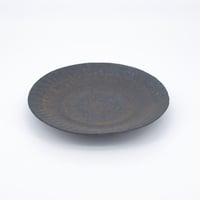 井内 素 / 6寸皿・炭 (実物写真1849)