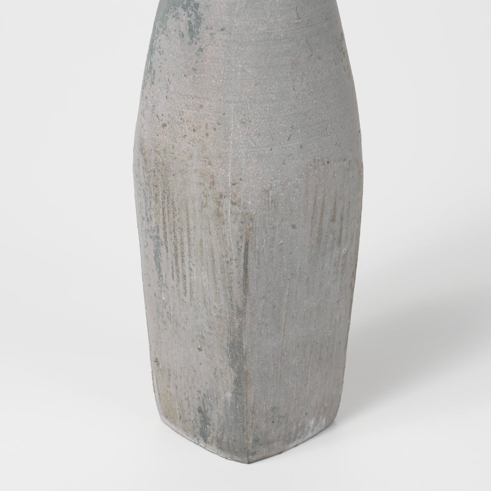 野口悦士 / オブジェ・花器・白錆角瓶 (実物写真2381) | Mono.